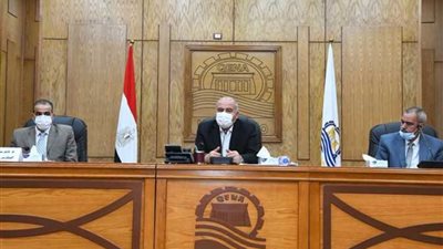 محافظ قنا يبحث آليات تنفيذ مبادرة تحسين قطاع النظافة والبيئة