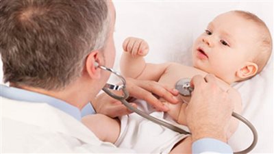 استشاري يكشف عن علامة تدل على وجود مشكلة بقلب الطفل.. تعرف عليها