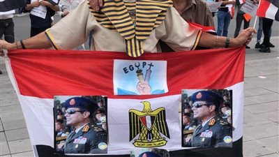 صور الرئيس السيسي تنتشر في باريس ومظاهرة حاشدة لدعم مصر