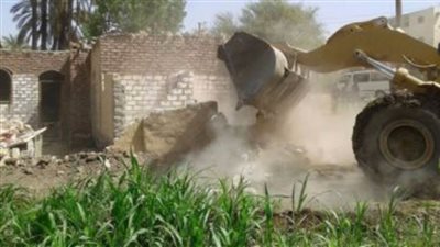 إزالة 7 حالات تعد بالبناء علي الأراضي الزراعية بمركزين بالمنيا