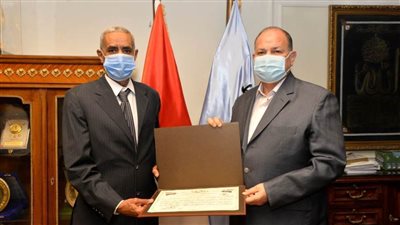 محافظ أسيوط يكرم رئيس مركز صدفا لبلوغه السن القانونية للمعاش ولجهوده خلال فترة عمله