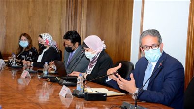 العناني ووزير التجارة يجتمعان للاستعدادات لمعرض دبي