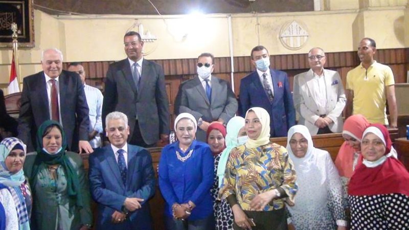 القضاة وموظفى المحكمة