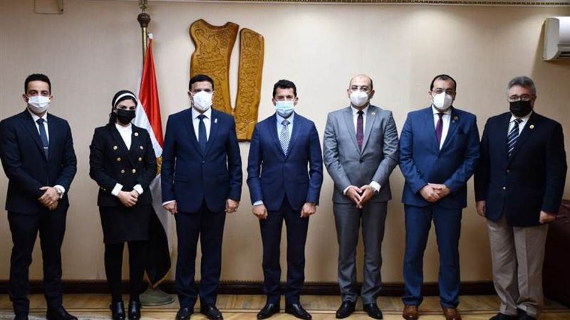 وزير الشباب يلتقي