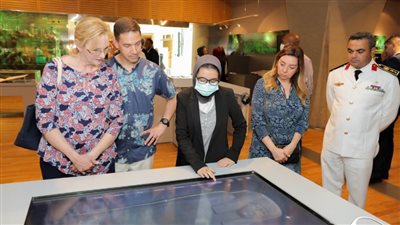 قائد القوات البحرية التابعة للقيادة المركزية الأمريكية في زيارة مكتبة الإسكندرية