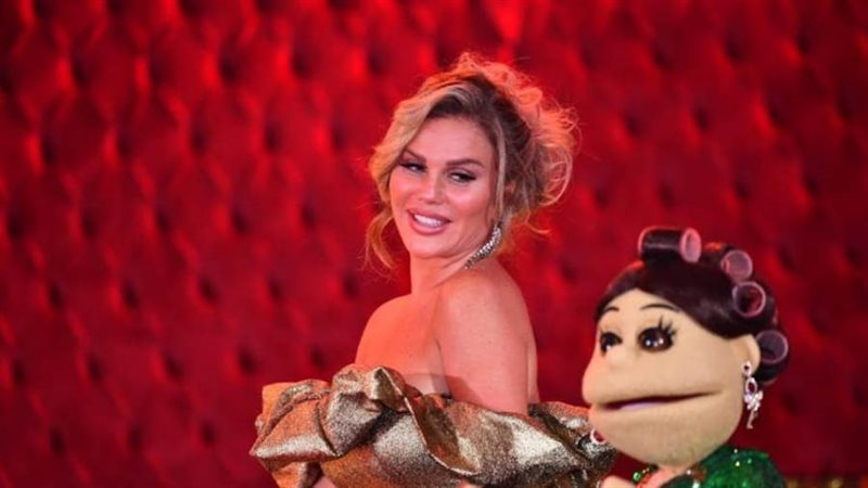 نيكول سابا مع أبلة