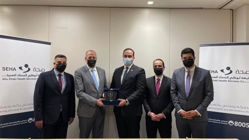 السبكي يهدي درع الرعاية