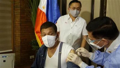 الرئيس الفلبيني يتلقّى جرعته الثانية من لقاح سينوفارم المضاد لكورونا