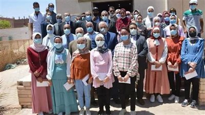 محافظ الوادي الجديد يكرم أوائل الشهادة الإعدادية بالداخلة وبلاط