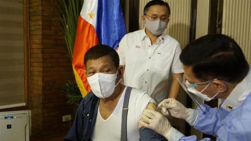 الرئيس الفلبيني يتلقى