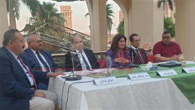 خبراء يستعرضون 