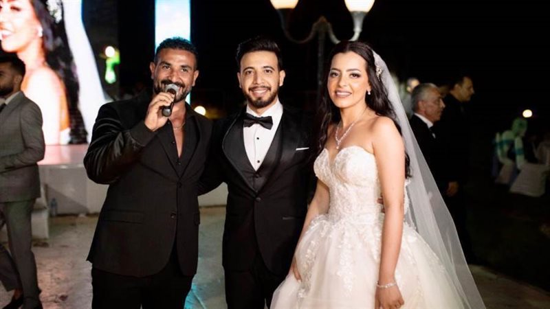 أحمد سعد مع العروسين