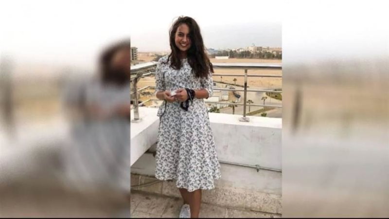 فتاة الفستان