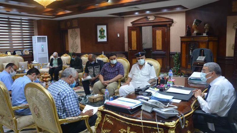 محافظ المنيا خلال