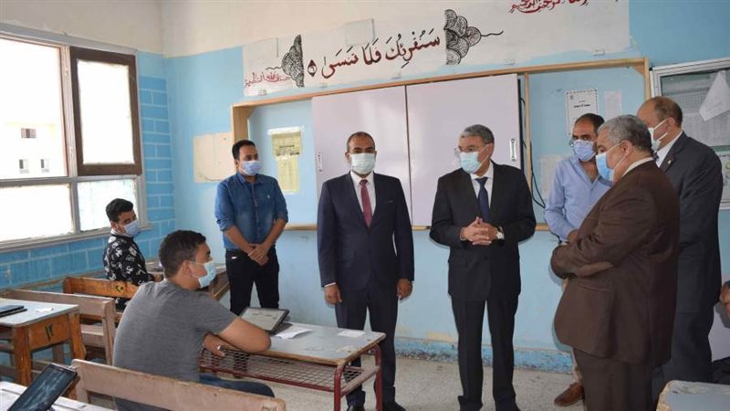 الطلاب يؤدون الامتحانات