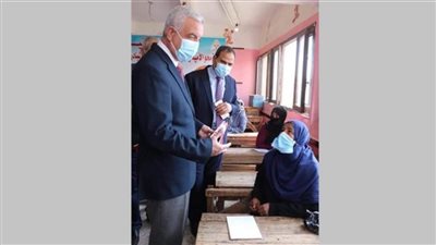 ”العلم نور“.. الشيخ عبد العزيز أول مسن يحصل على الشهادة الإعدادية بـ”المنوفية“