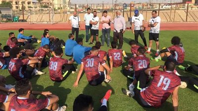 رئيس نادى أسوان يطالب لاعبي فريق الكرة بالتكاتف وتأكيد البقاء في الممتاز