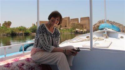 الفنانة الفرنسية ماشا مريل تختتم زيارتها لمصر بزيارة معبد فيلة بأسوان