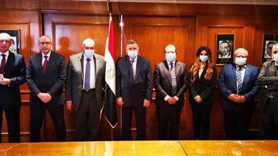 وزير قطاع الأعمال العام يشهد توقيع عقود 7 مصانع جديدة للغزل والنسيج  