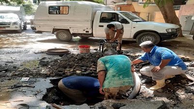 الجيزة تدفع بفرق لإصلاح كسور بمواسير مياه الشرب بالعجوزة والحوامدية