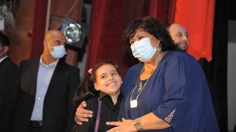 الطفله مع وزيرة الثقافة