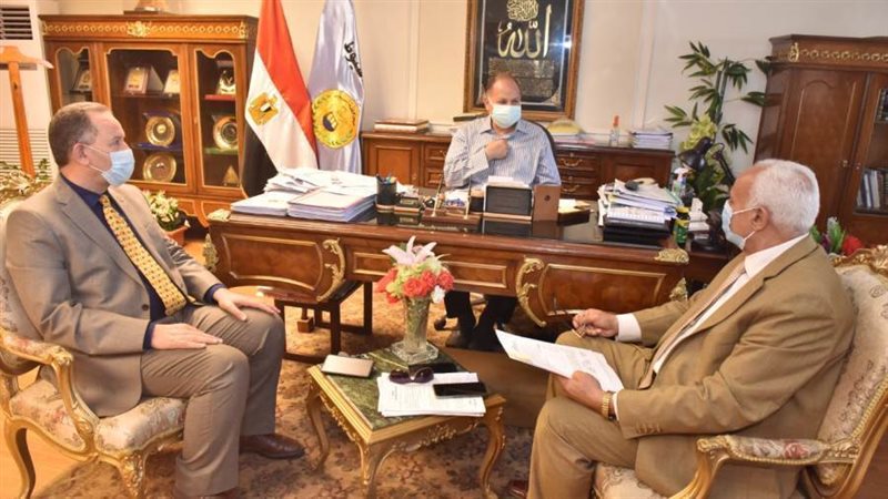 محافظ أسيوط خلال