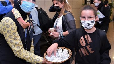 بتوزيع الشيكولاتة على المسافرين.. الطيران المدني المصري يحتفل بثورة ٣٠ يونيو