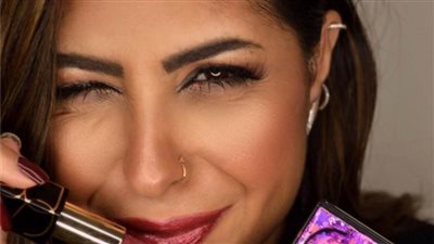 الأحمر البرتقالي والأصفر الليموني.. الألوان الفسفورية موضة صيف 2021