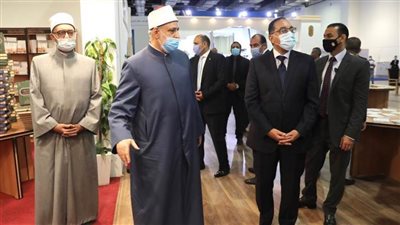 وكيل الأزهر وأمين البحوث الإسلامية يستقبلان رئيس الوزراء بجناح الأزهر فى معرض الكتاب