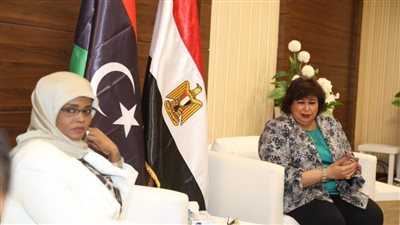 وزيرة الثقاقة تلتقي نظيرتها الليببة فى معرض الكتاب
