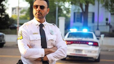محمد كريم بملابس الشرطة الأمريكية في كواليس 
