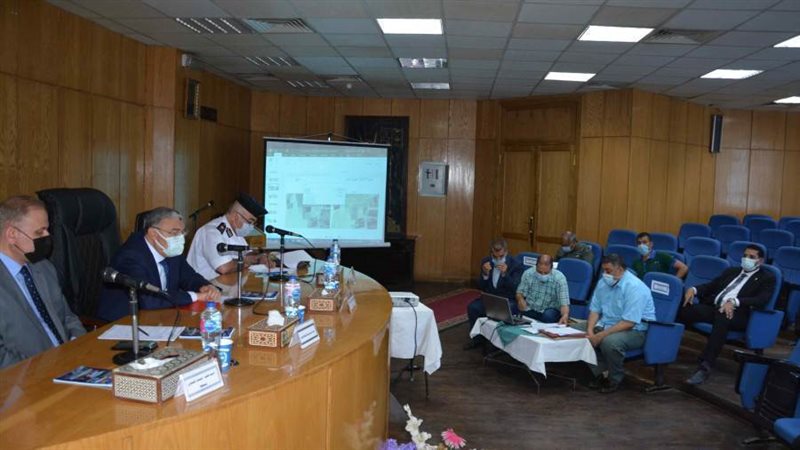 محافظ المنيا خلال