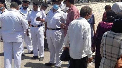 حملات مكثفة لإزالة الإشغالات والباعة الجائلين من محيط مجمع مواقف الأزهر بأسيوط