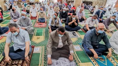 محافظ البحيرة يؤدي صلاة الجمعة بمسجد عطا بدمنهور