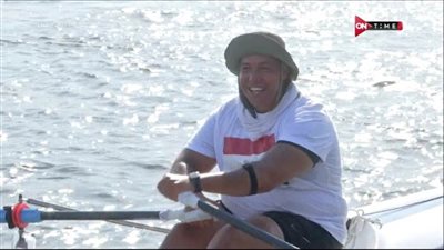 وزير الرياضة يتواصل مع بطل التجديف حاتم قنديل قبيل وصوله دمياط