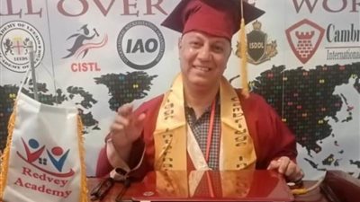 المخرج المسرحي الدكتور طارق عبد العزيز يحصل على الدكتوراه المهنية في الفنون