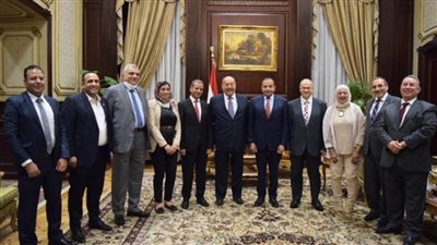 رئيس جامعة بني سويف يهدي مجلس الشيوخ 350 نسخة من الدليل الإرشادي للمجلس