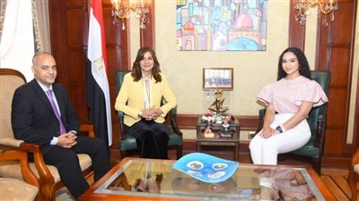 وزيرة الهجرة تلتقي 