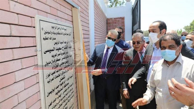 محافظ المنوفية أثناء