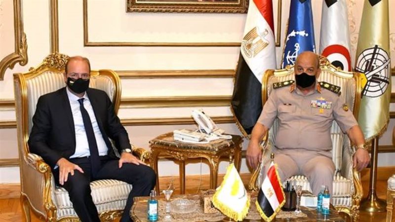 وزير الدفاع يلتقي