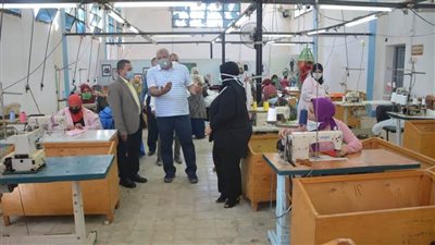 الوادي الجديد تنفذ مشروعات تصنيع ملابس بالمنازل في القرى