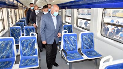 وزير النقل يتفقد مراحل تجميع وتقفيل عربات القطارات بفرنسا