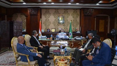 محافظ المنيا ورئيس جهاز تنفيذ المشروعات بالصناعة يبحثان فرص الاستثمار  