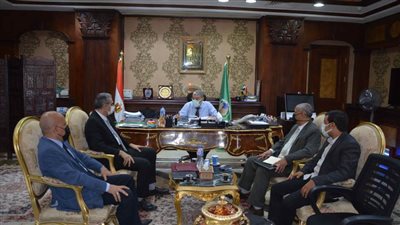 محافظ المنيا يبحث فرص الاستثمار والتنمية