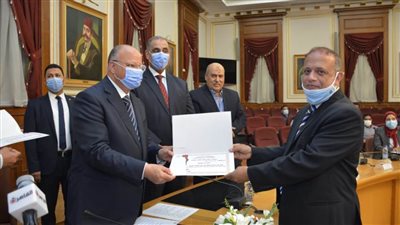 محافظ القاهرة يكرم الزميل بشير عبد الرؤوف 
