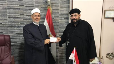 أسقف أسيوط للأقباط الأرثوذكس يتبرع بـ10 صكوك أضحية لمديرية الأوقاف (صور)