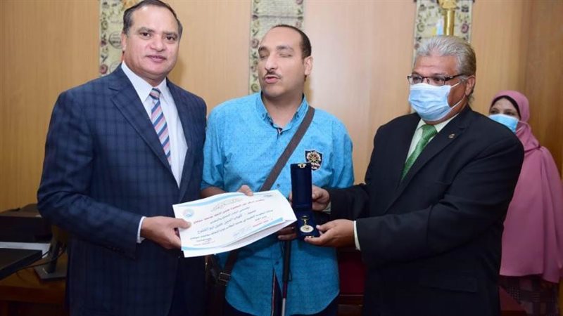 رئيس الجامعة مع أحد