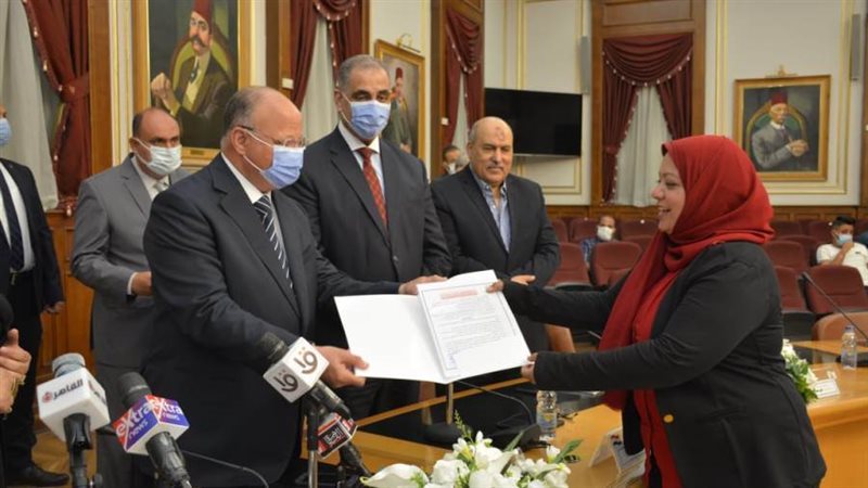 محافظ القاهرة يوزع