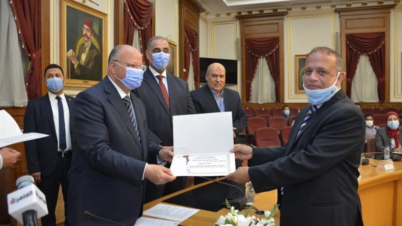 محافظ القاهرة يكرم