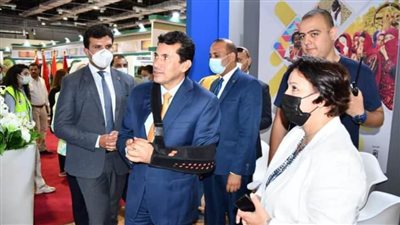 وزير الشباب يتفقد معرض القاهرة الدولي للكتاب 